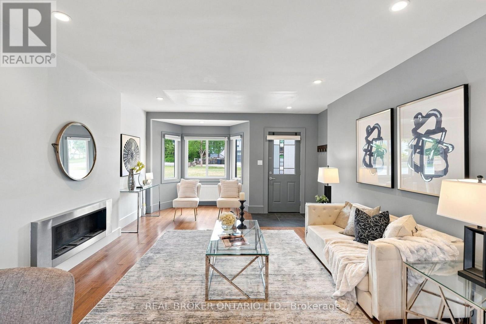 671 Scarlett Road, Toronto, Ontario  M9P 2T2 - Photo 3 - W13701008