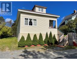 <div class="price">$119,000</div> 104 Lincoln Road<br>Grand Falls-Windsor, Newfoundland & Labrador<br><div class='bed_bath'>4 Bed | 1 Bath</div>