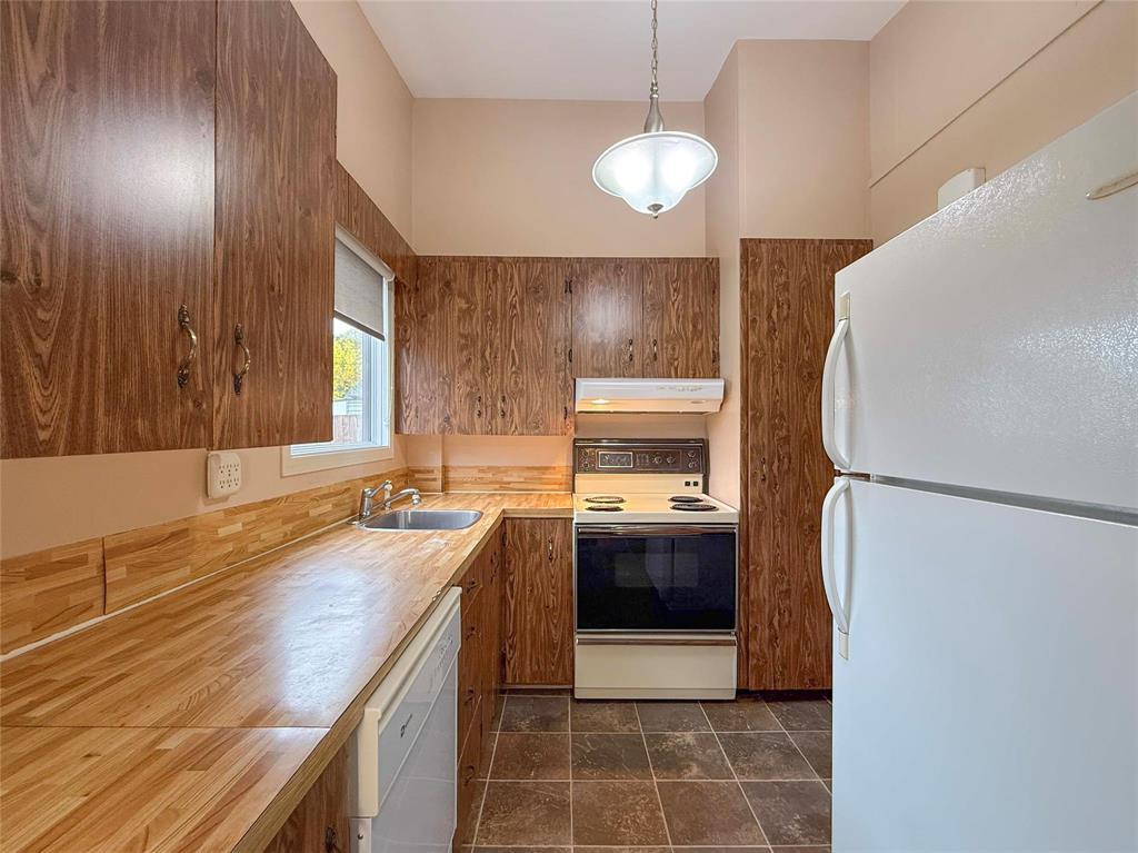 1033 Russell Street, Brandon, Manitoba  R7A 5J1 - Photo 8 - 202624306