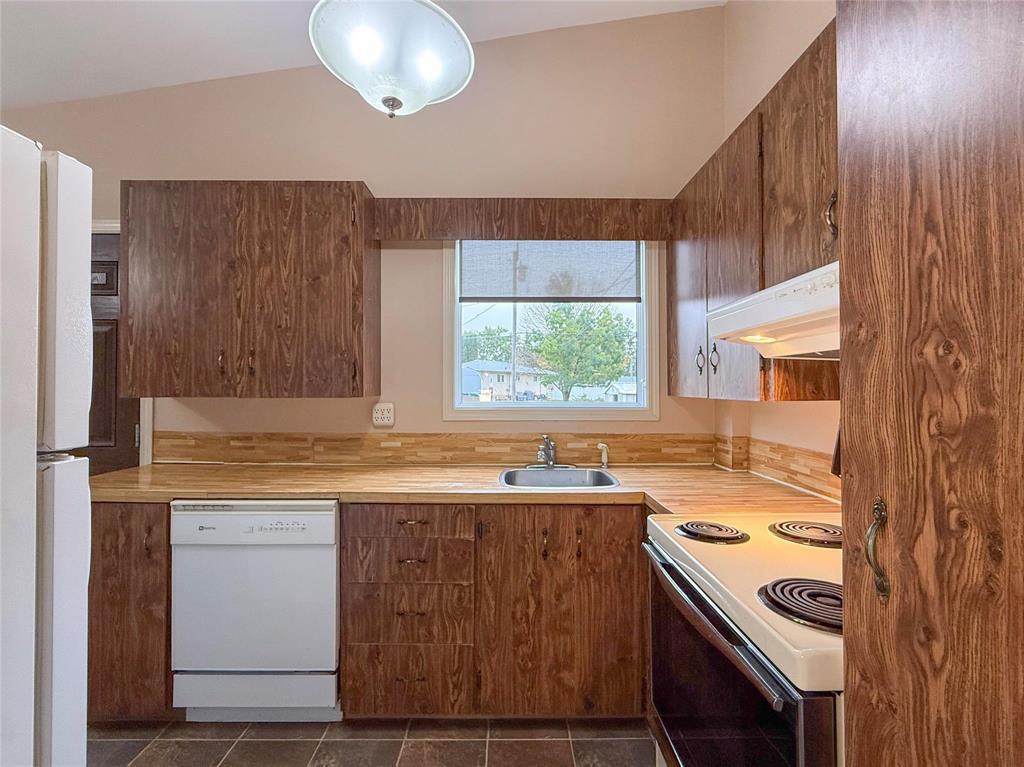 1033 Russell Street, Brandon, Manitoba  R7A 5J1 - Photo 9 - 202624306