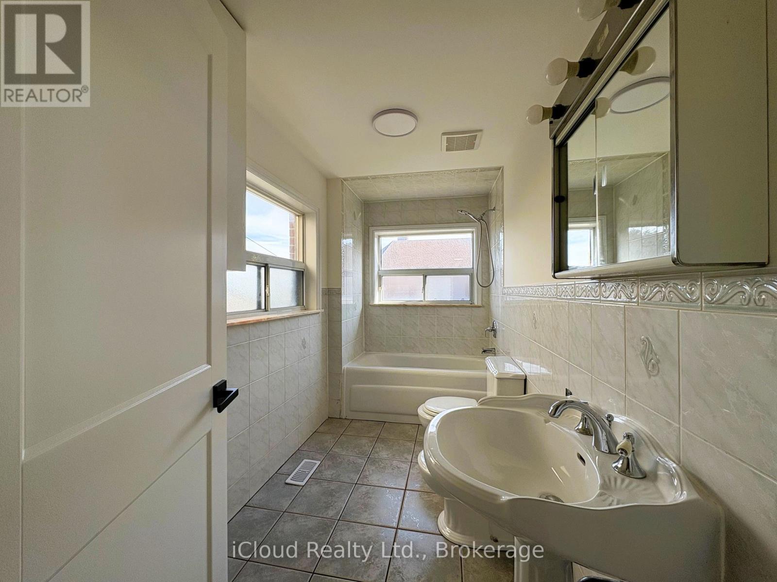 Main Floor - 1373 Davenport Road, Toronto, Ontario M6H 2H5 - Photo 7 - W13827996