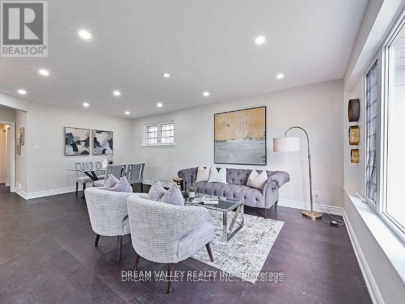 Main - 24 Gable Place, Toronto, Ontario  M1P 4J8 - Photo 4 - E13834476