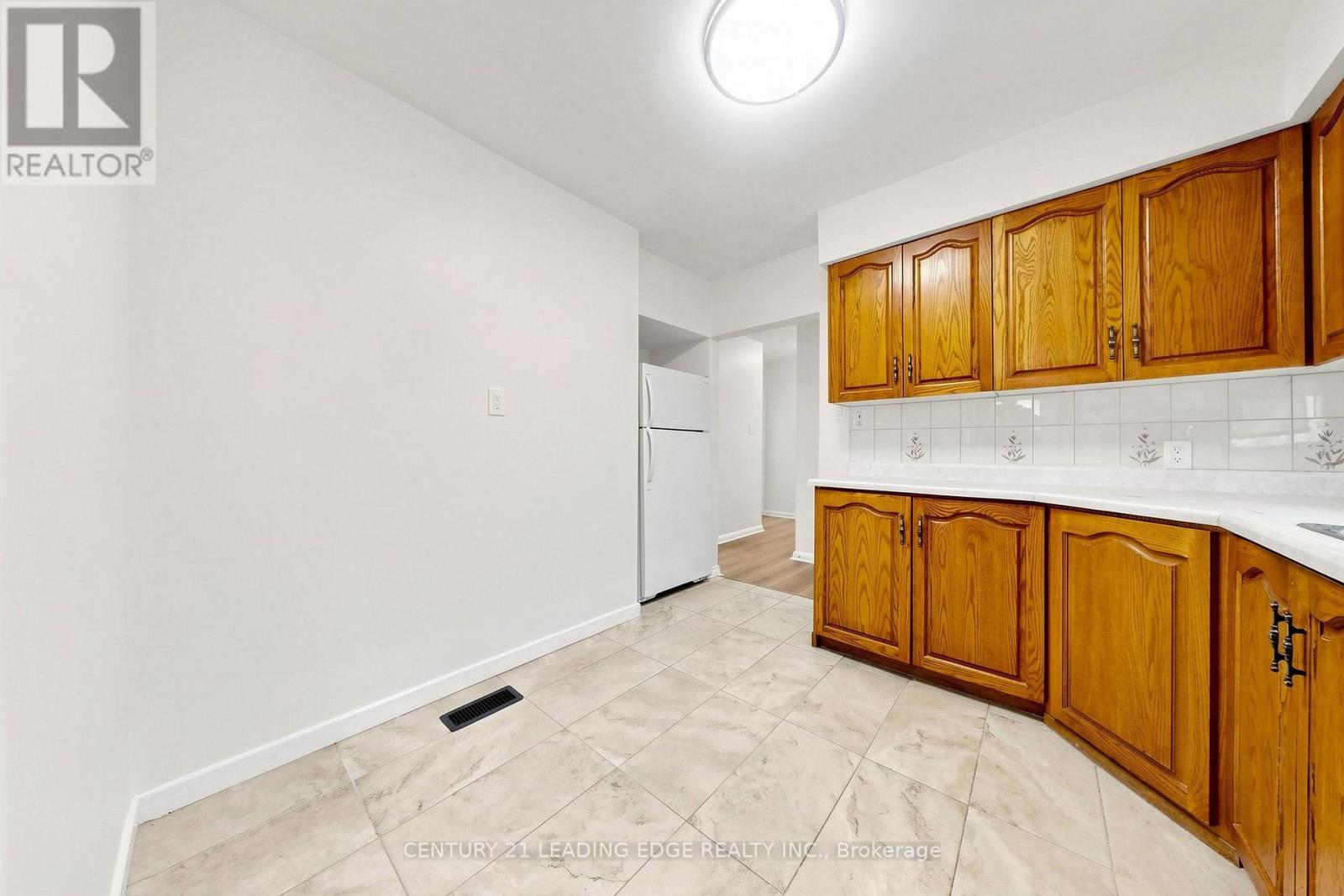 Upper - 15 Maretta Avenue, Toronto, Ontario  M1K 3X8 - Photo 11 - E13834642