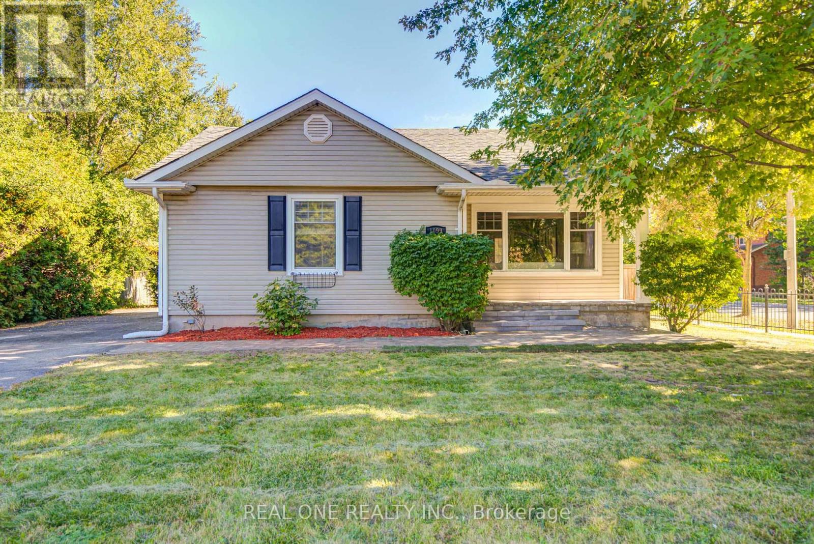 1099 KENT AVENUE, Oakville, Ontario