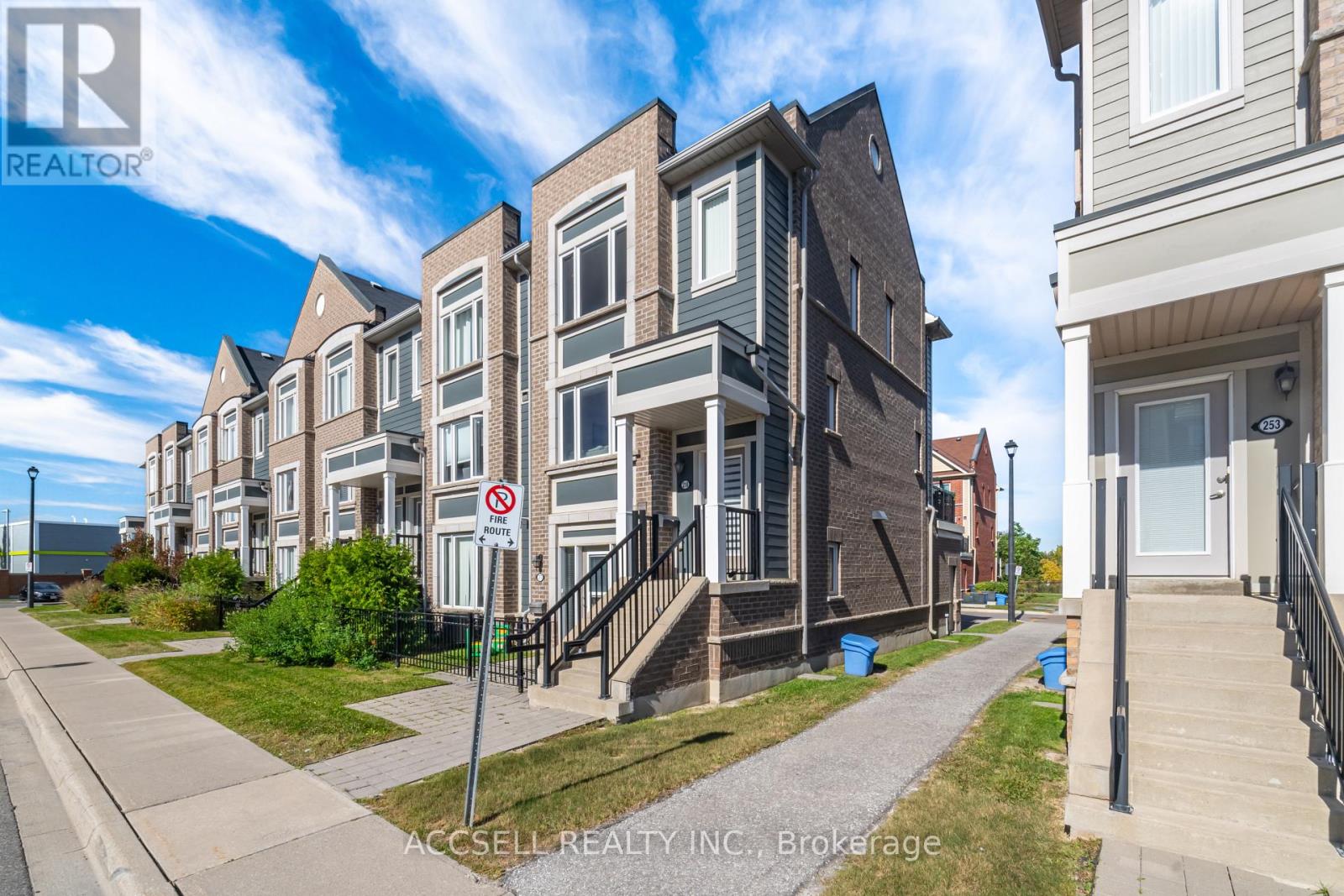 218 - 250 Sunny Meadow Boulevard, Brampton, Ontario  L6R 3Y7 - Photo 3 - W13834634