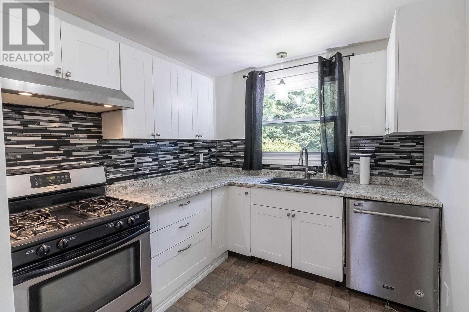 200 Hugill St, Sault Ste. Marie, Ontario  P6A 4E8 - Photo 3 - SM262691
