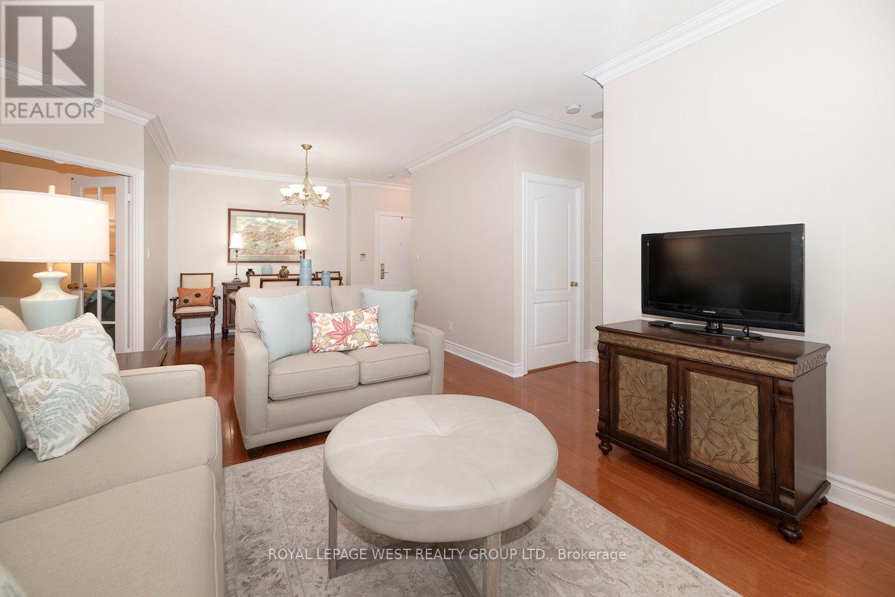 302 - 1 Lomond Drive, Toronto, Ontario  M8X 2Z3 - Photo 4 - W13834756