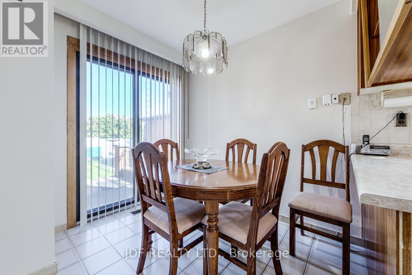 48 Debby Court, Toronto (Humberlea-Pelmo Park), Ontario  M9N 2L9 - Photo 14 - W13834854