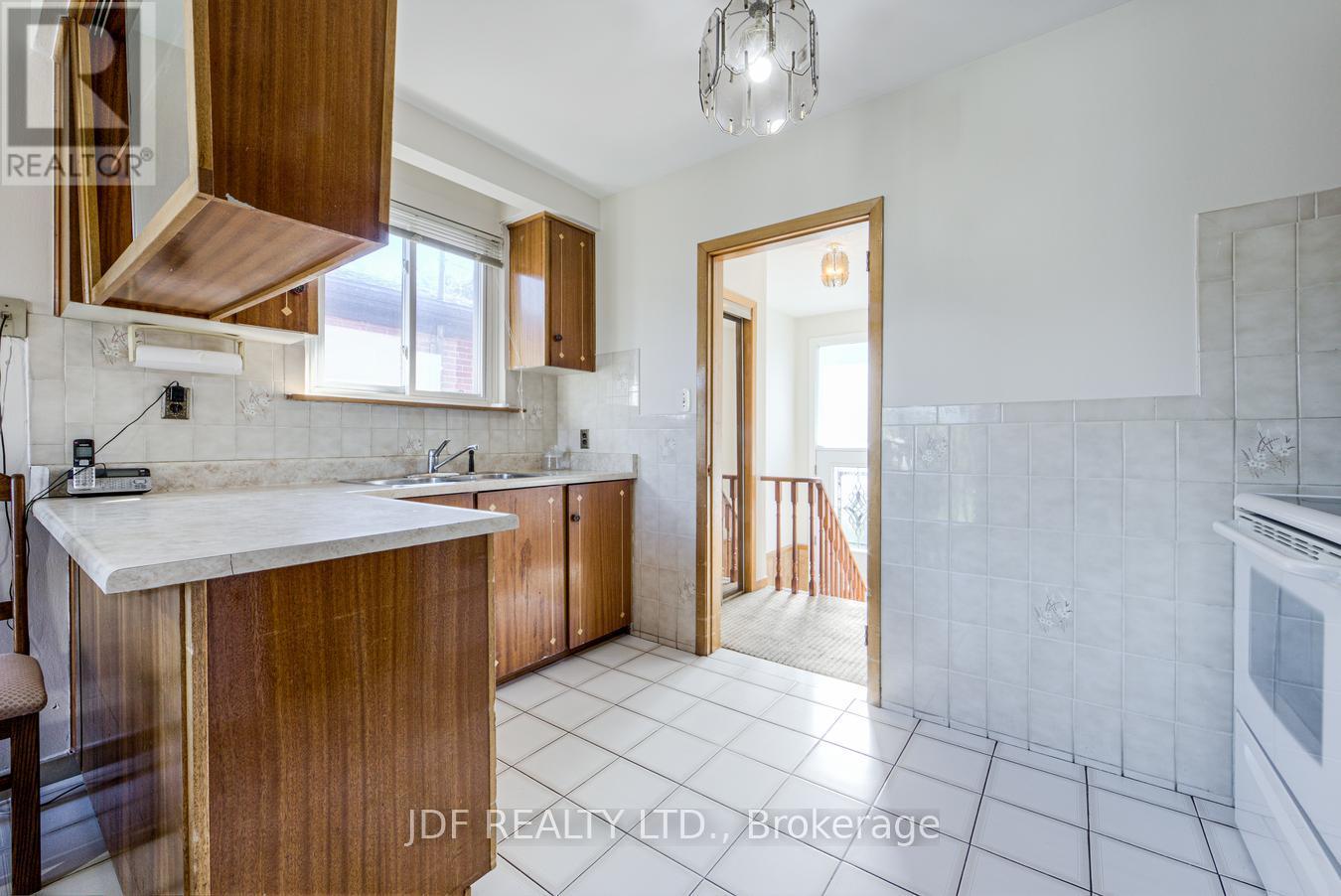48 Debby Court, Toronto (Humberlea-Pelmo Park), Ontario  M9N 2L9 - Photo 15 - W13834854