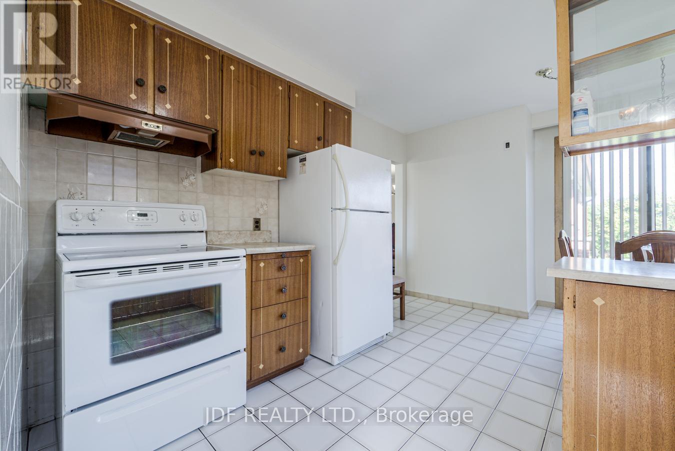 48 Debby Court, Toronto (Humberlea-Pelmo Park), Ontario  M9N 2L9 - Photo 16 - W13834854