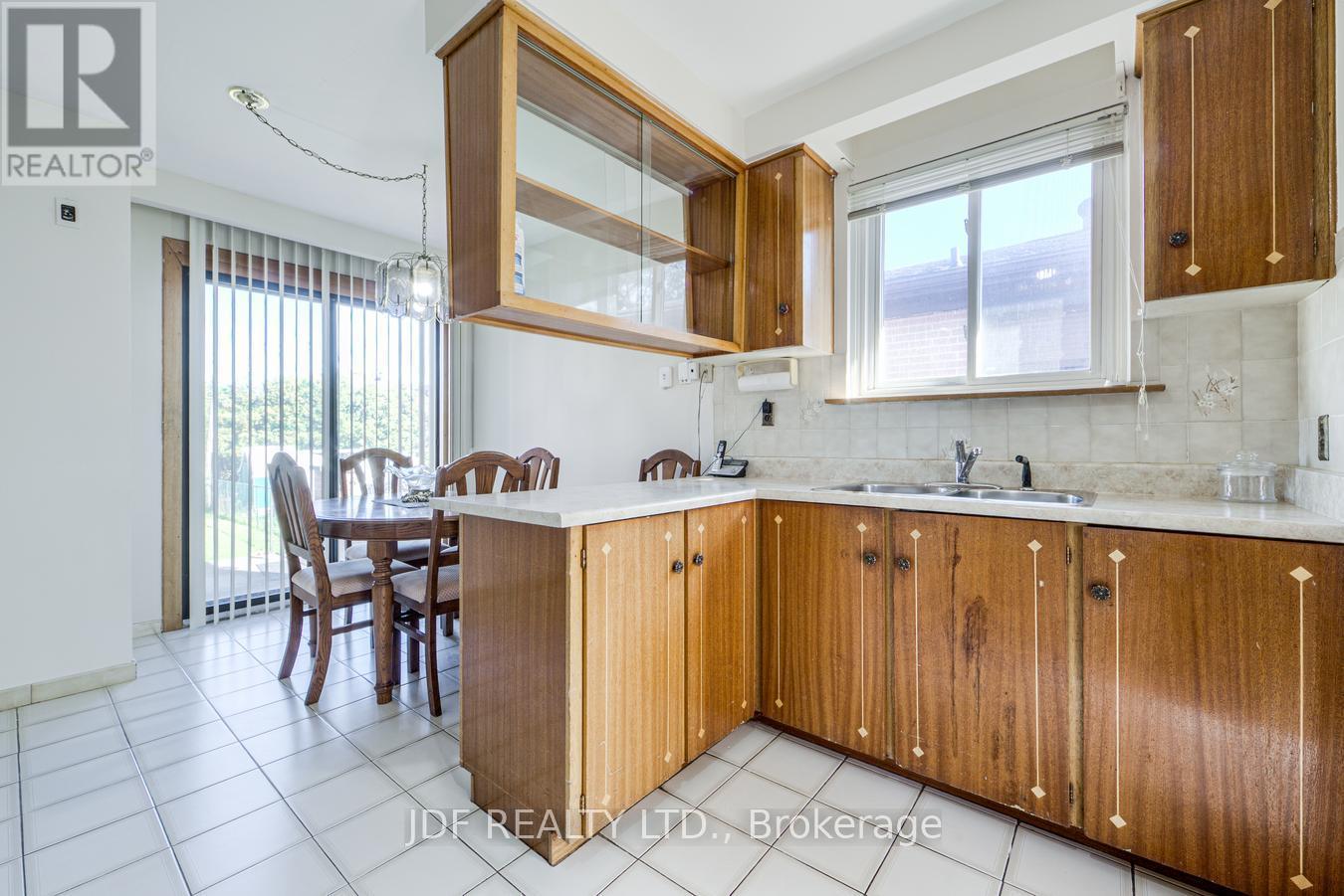 48 Debby Court, Toronto (Humberlea-Pelmo Park), Ontario  M9N 2L9 - Photo 17 - W13834854