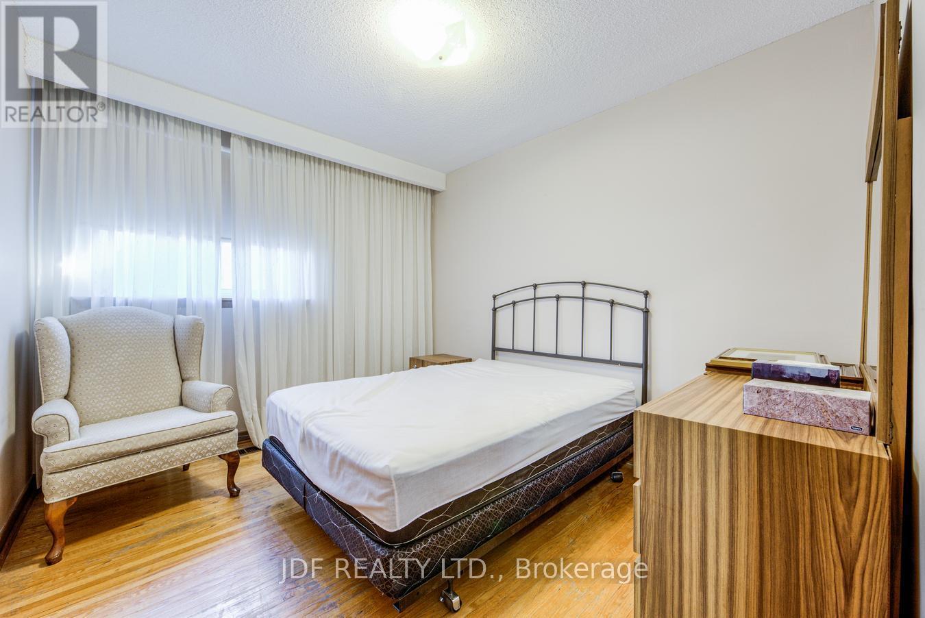 48 Debby Court, Toronto (Humberlea-Pelmo Park), Ontario  M9N 2L9 - Photo 19 - W13834854