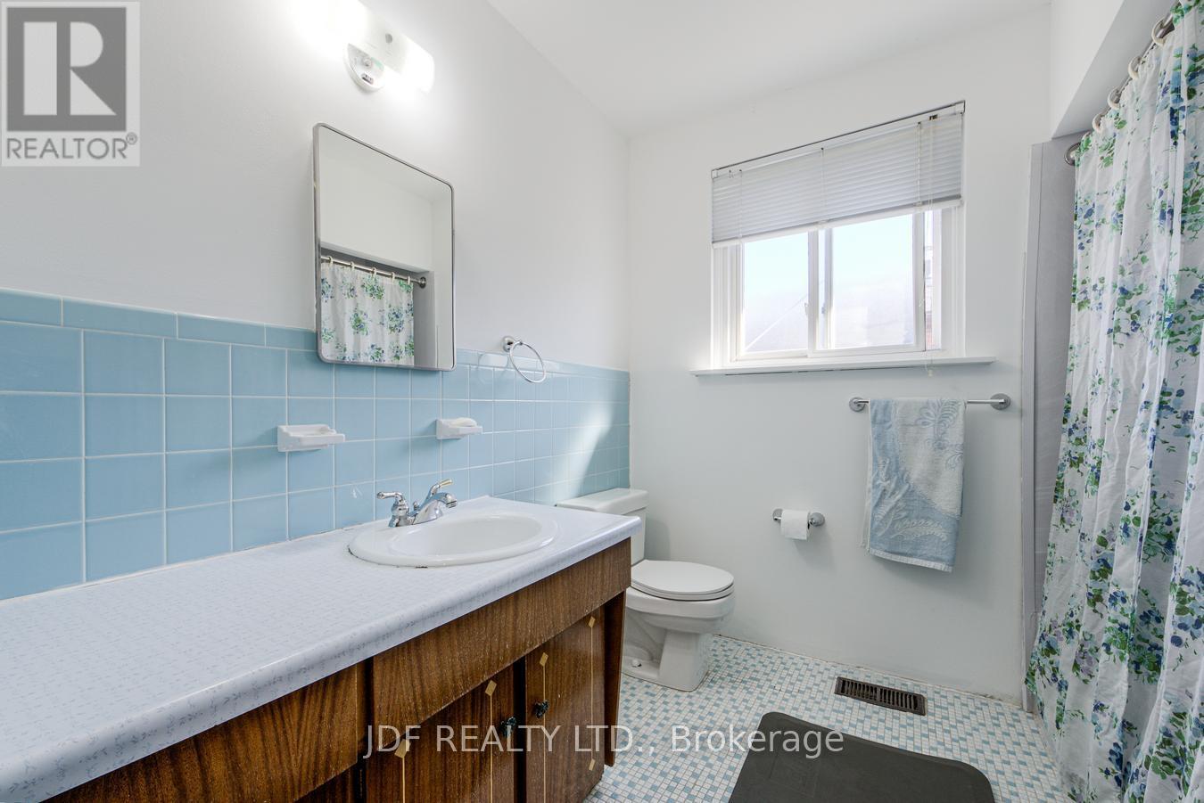 48 Debby Court, Toronto (Humberlea-Pelmo Park), Ontario  M9N 2L9 - Photo 20 - W13834854