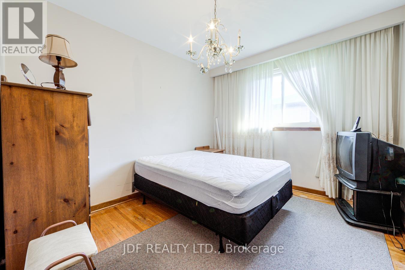 48 Debby Court, Toronto (Humberlea-Pelmo Park), Ontario  M9N 2L9 - Photo 21 - W13834854