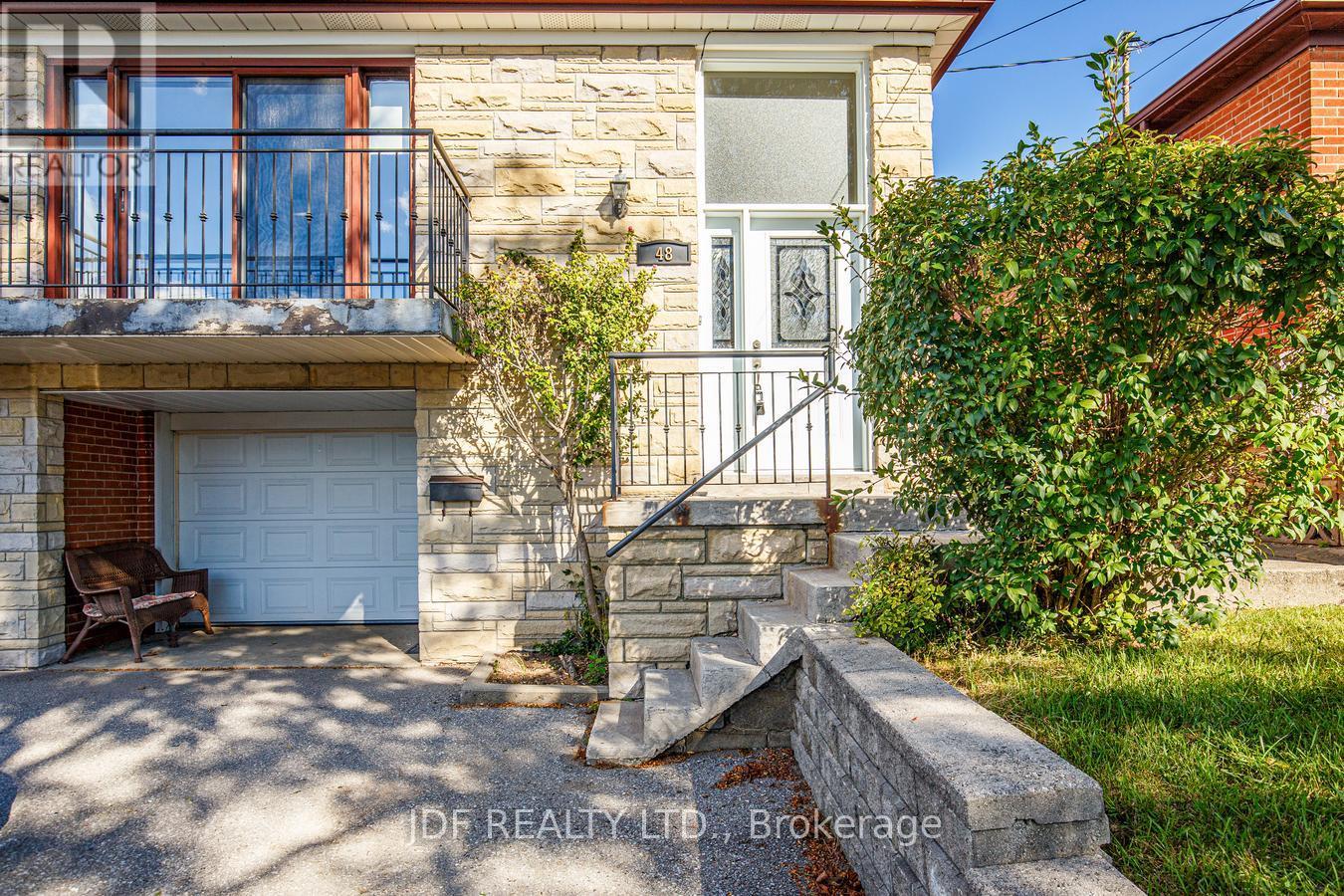 48 Debby Court, Toronto (Humberlea-Pelmo Park), Ontario  M9N 2L9 - Photo 3 - W13834854