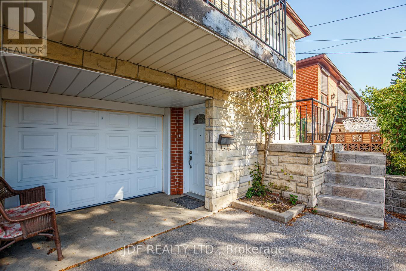 48 Debby Court, Toronto (Humberlea-Pelmo Park), Ontario  M9N 2L9 - Photo 4 - W13834854