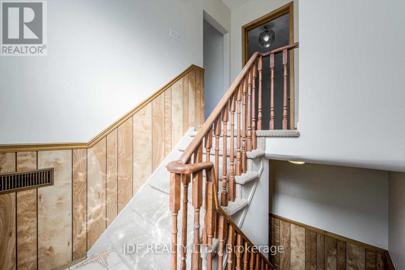 48 Debby Court, Toronto (Humberlea-Pelmo Park), Ontario  M9N 2L9 - Photo 5 - W13834854