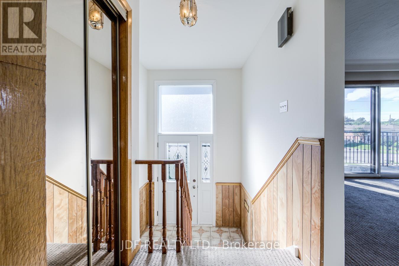 48 Debby Court, Toronto (Humberlea-Pelmo Park), Ontario  M9N 2L9 - Photo 6 - W13834854
