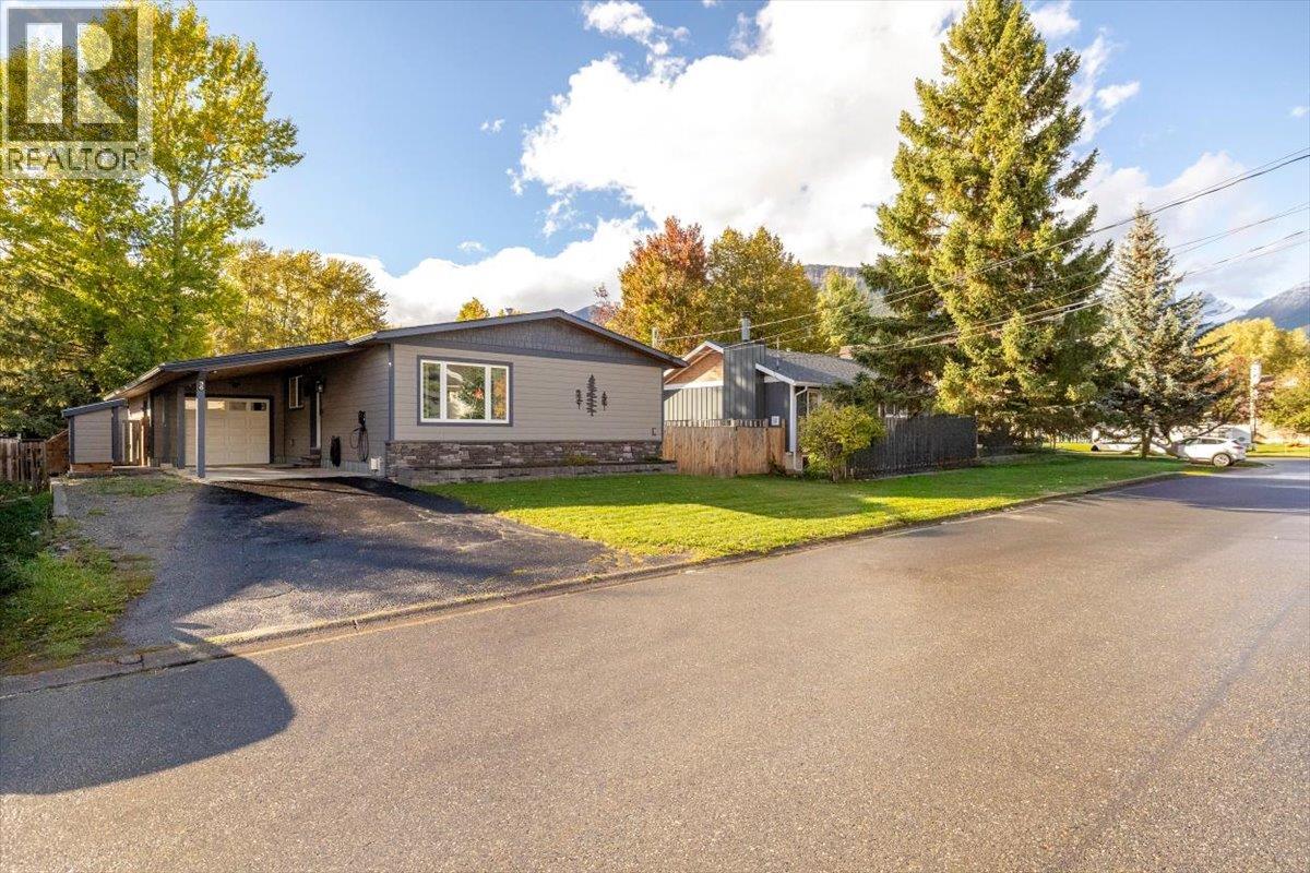 36 Mt Trinity Avenue, Fernie, British Columbia  V0B 1M3 - Photo 3 - 10402017