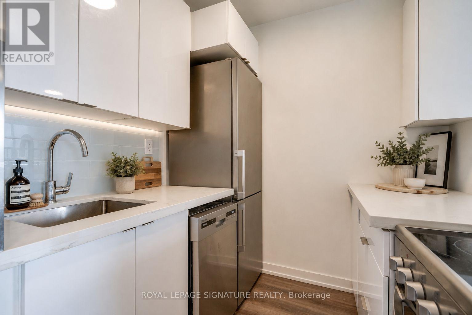 203 - 15 Gamble Avenue, Toronto, Ontario  M4K 2H3 - Photo 3 - E13835040