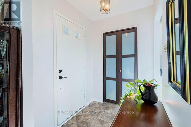 3284 Hornbeam Crescent, Mississauga, Ontario  L5L 1B4 - Photo 4 - W13835150