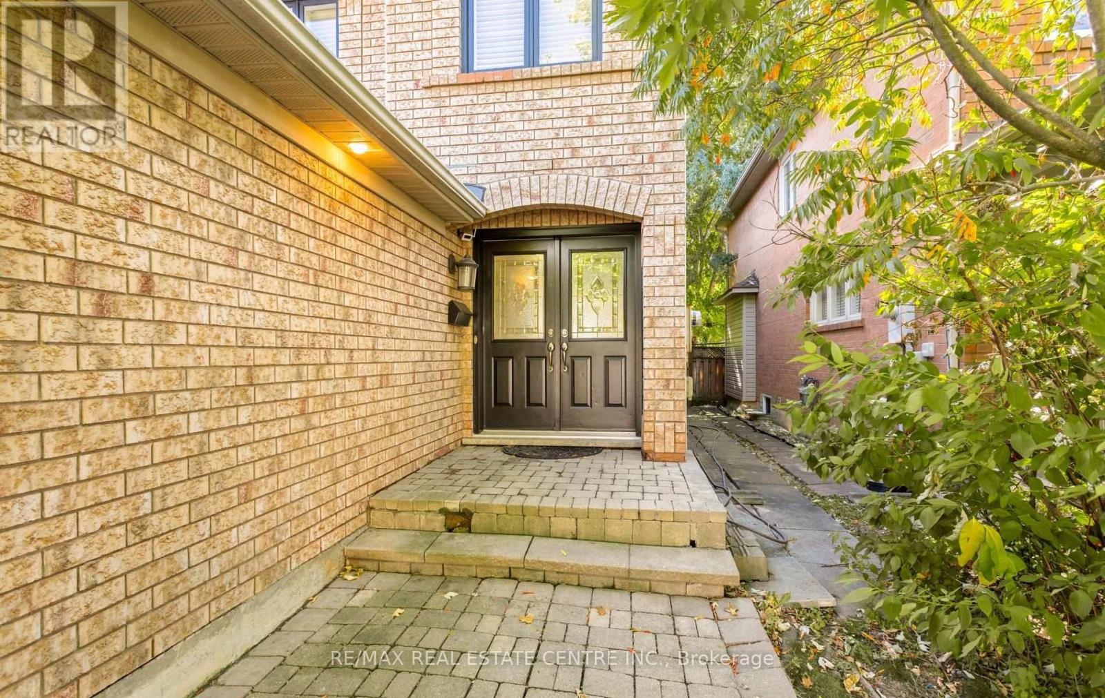 6464 Hampden Woods Road, Mississauga, Ontario  L5N 7V9 - Photo 3 - W13835220