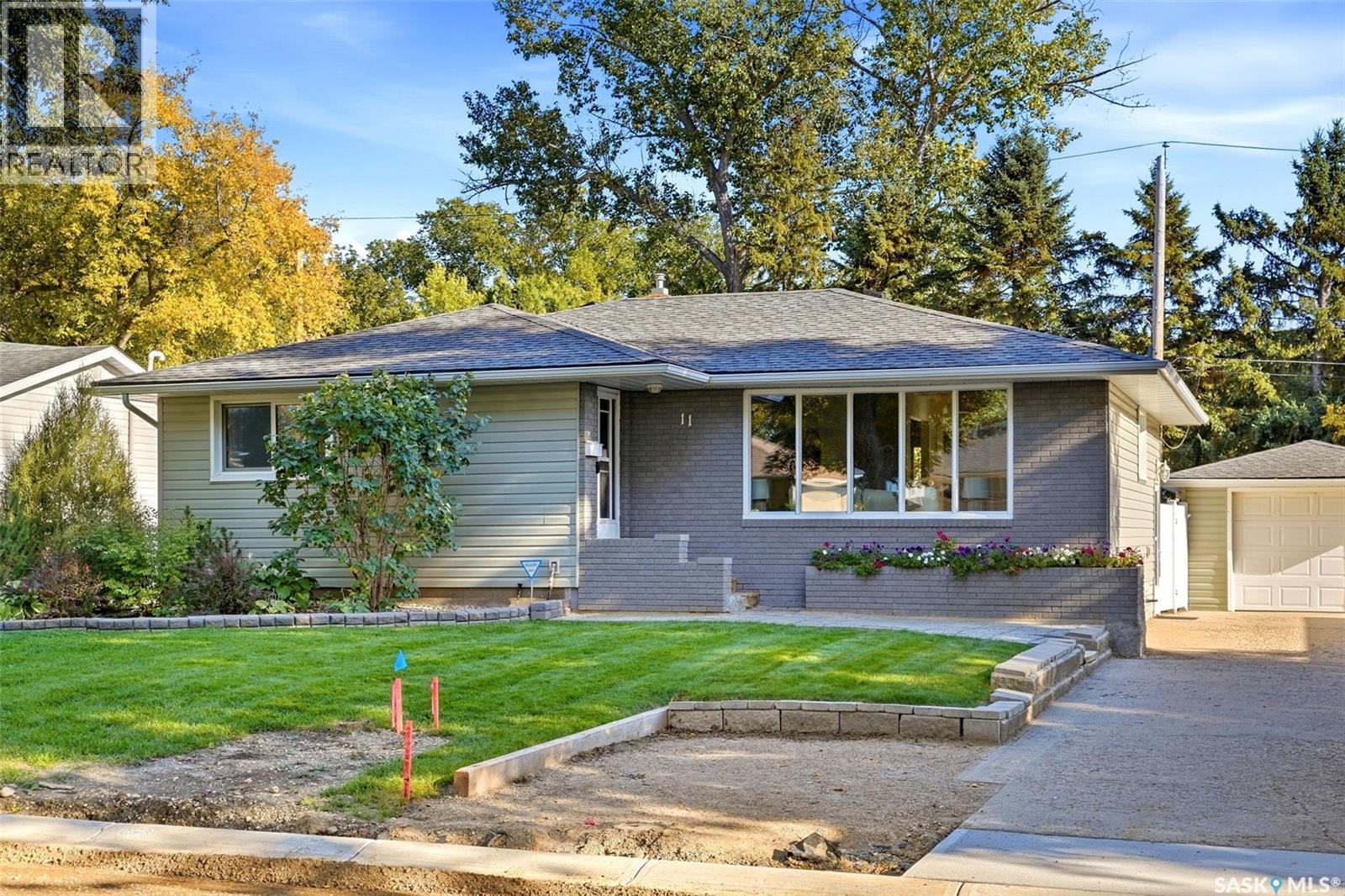 11 Dolphin BAY, regina, Saskatchewan