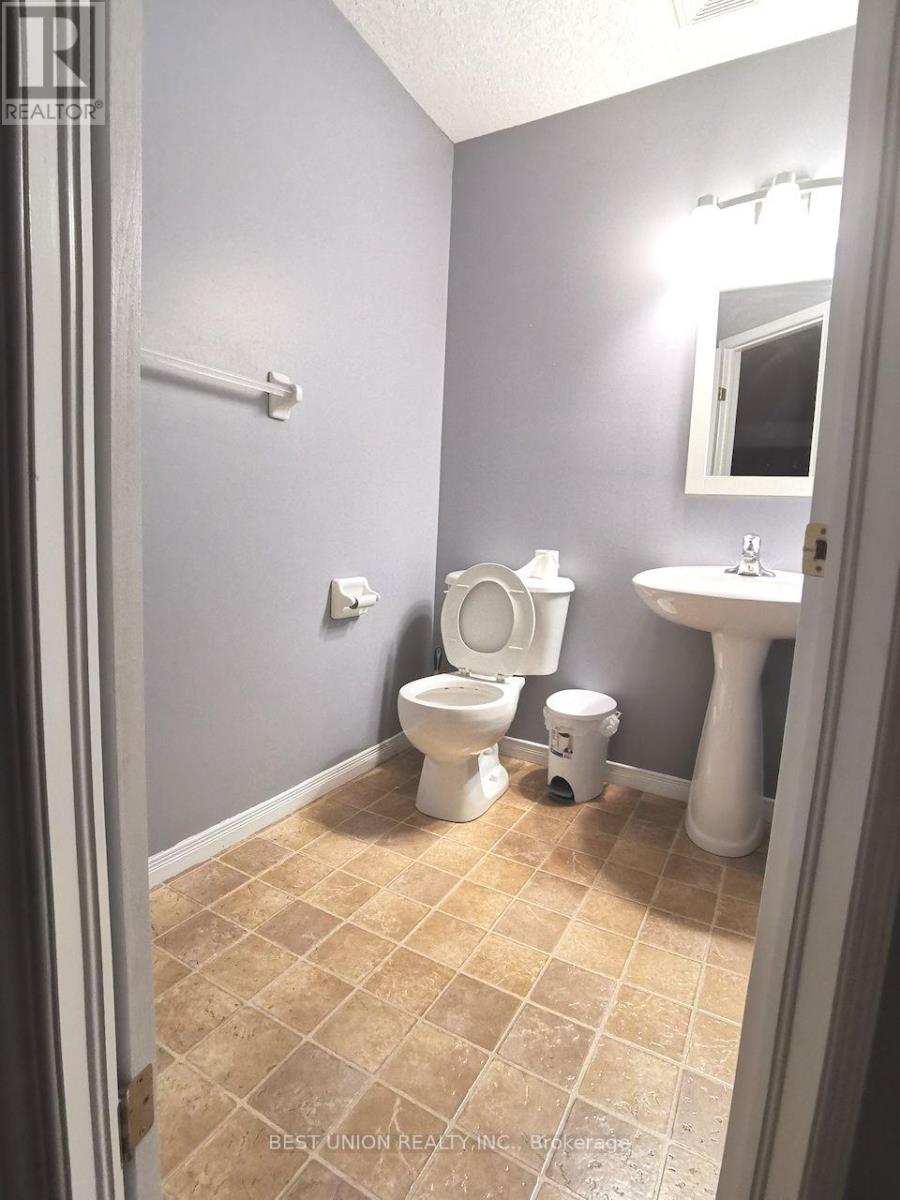 528 Activa Avenue, Kitchener, Ontario  N2E 4C2 - Photo 5 - X13835086