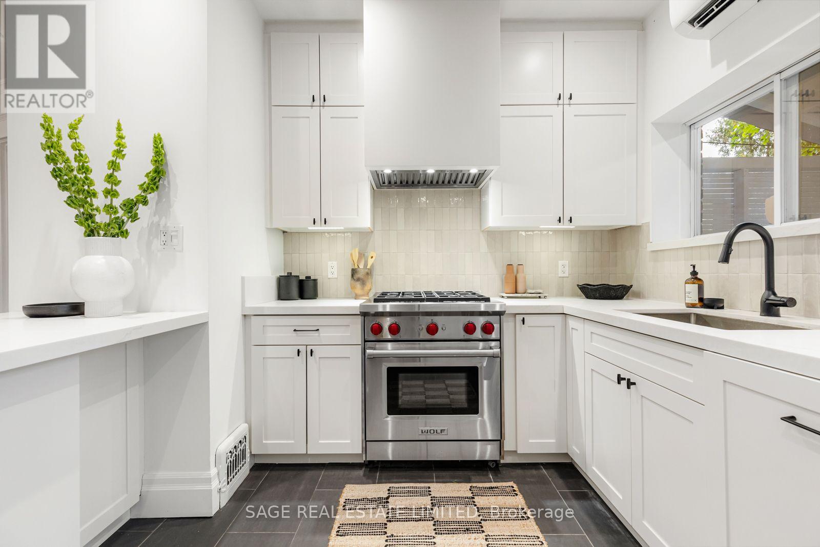 11 Bertmount Avenue, Toronto, Ontario  M4M 2X8 - Photo 11 - E13835342