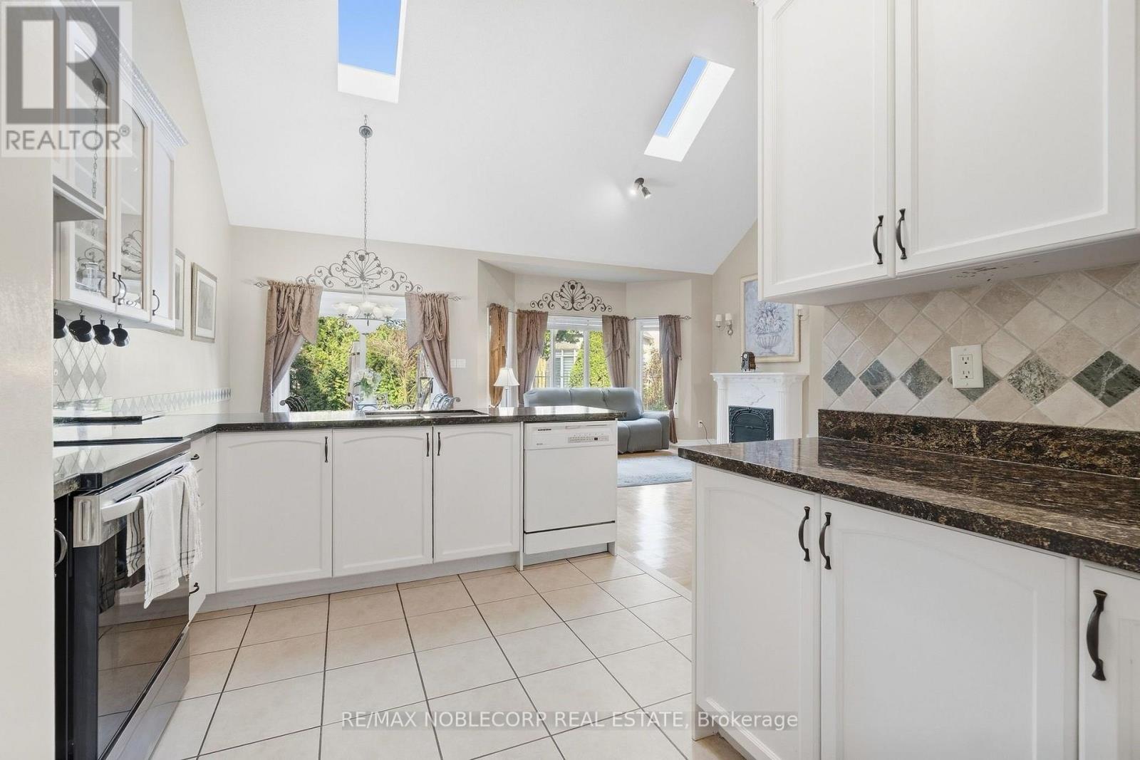 15 Woodland Trail Court, Vaughan, Ontario  L4L 9H9 - Photo 11 - N13835352