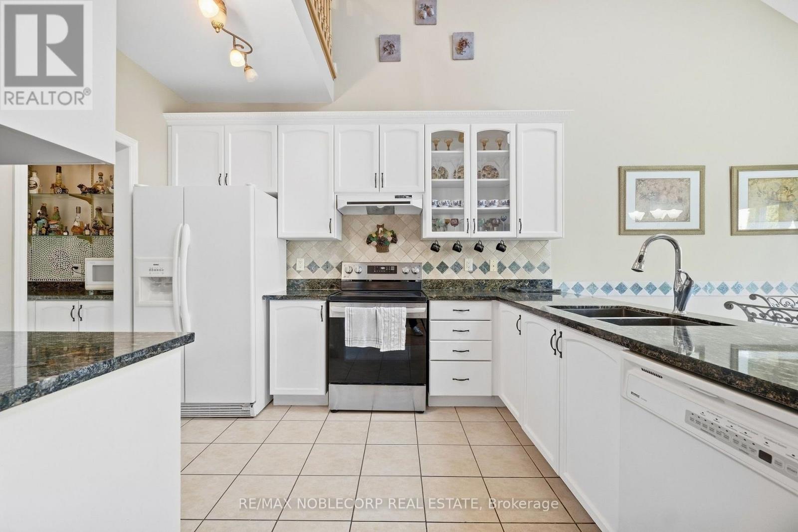 15 Woodland Trail Court, Vaughan, Ontario  L4L 9H9 - Photo 13 - N13835352