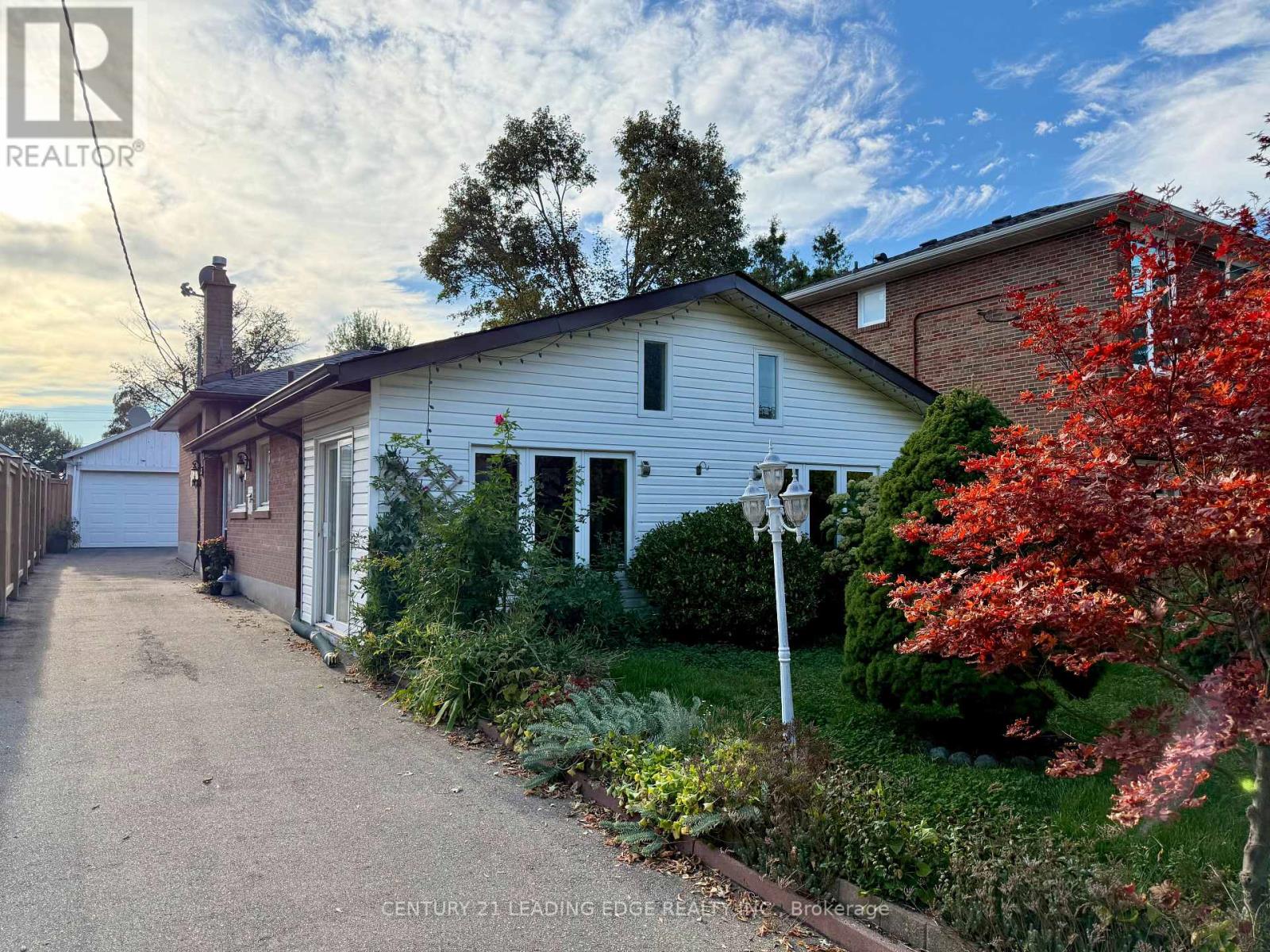 22 Highbury Road, Toronto, Ontario  M9M 2J7 - Photo 17 - W13835318