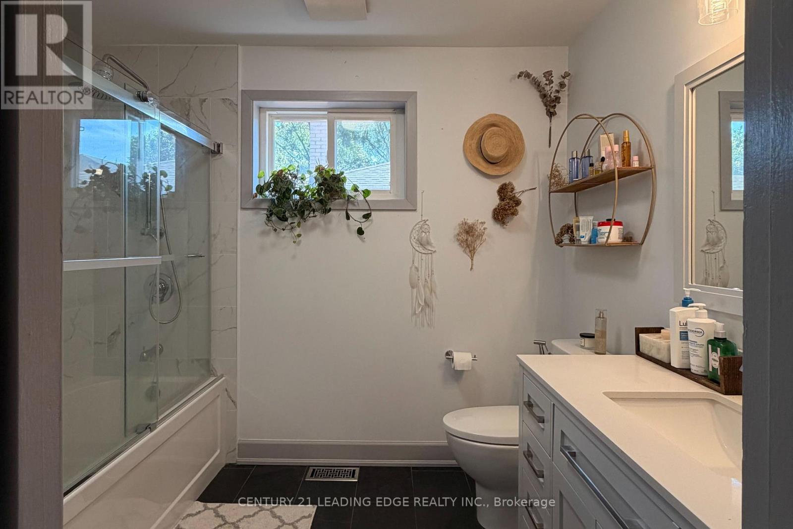 22 Highbury Road, Toronto, Ontario  M9M 2J7 - Photo 6 - W13835318