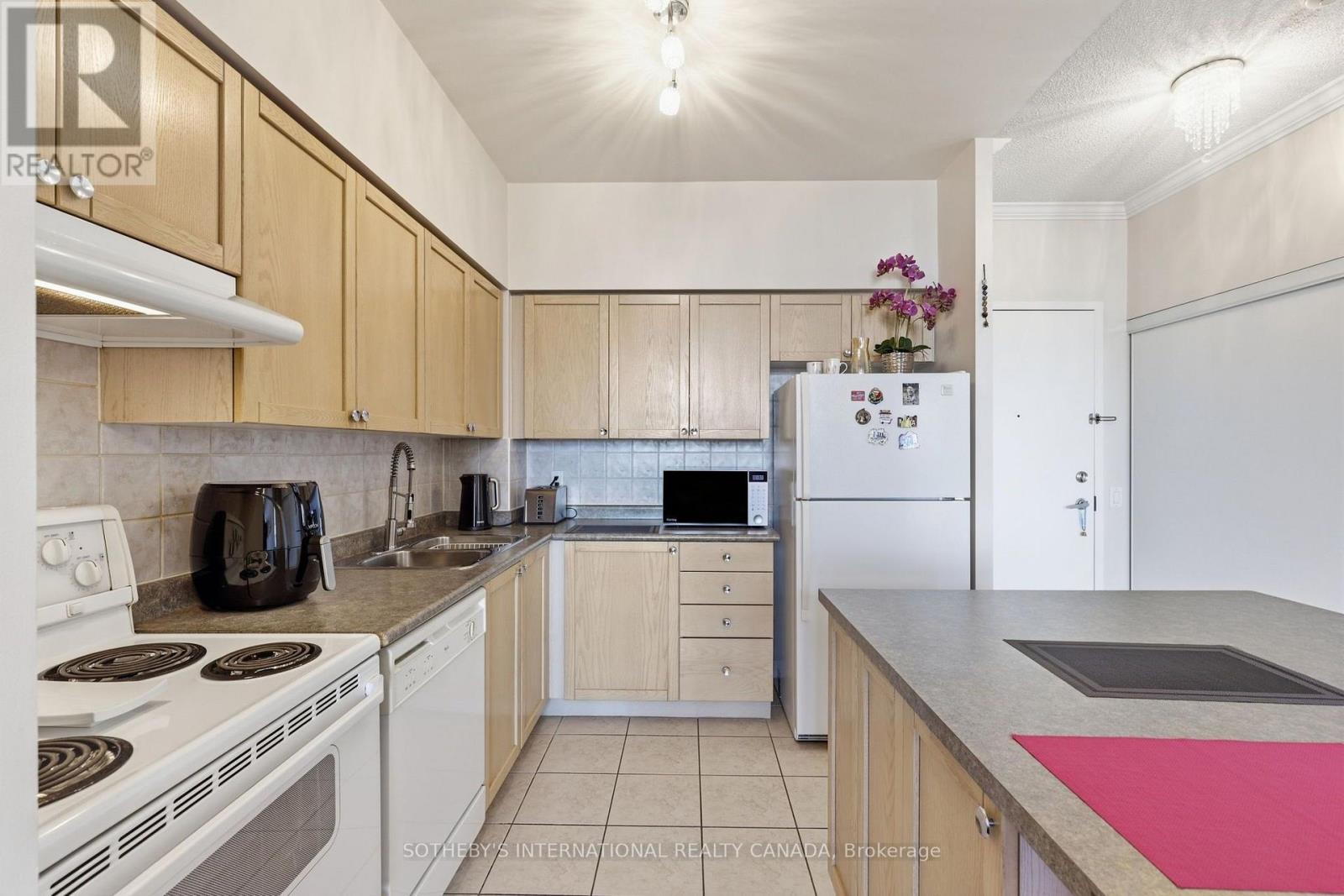 2112 - 55 Strathaven Drive, Mississauga, Ontario  L5R 4G9 - Photo 3 - W13835432
