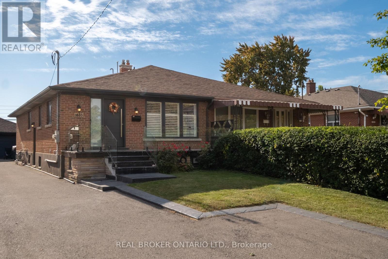 1633 Coram Crescent, Mississauga, Ontario  L4X 1L1 - Photo 2 - W13835520