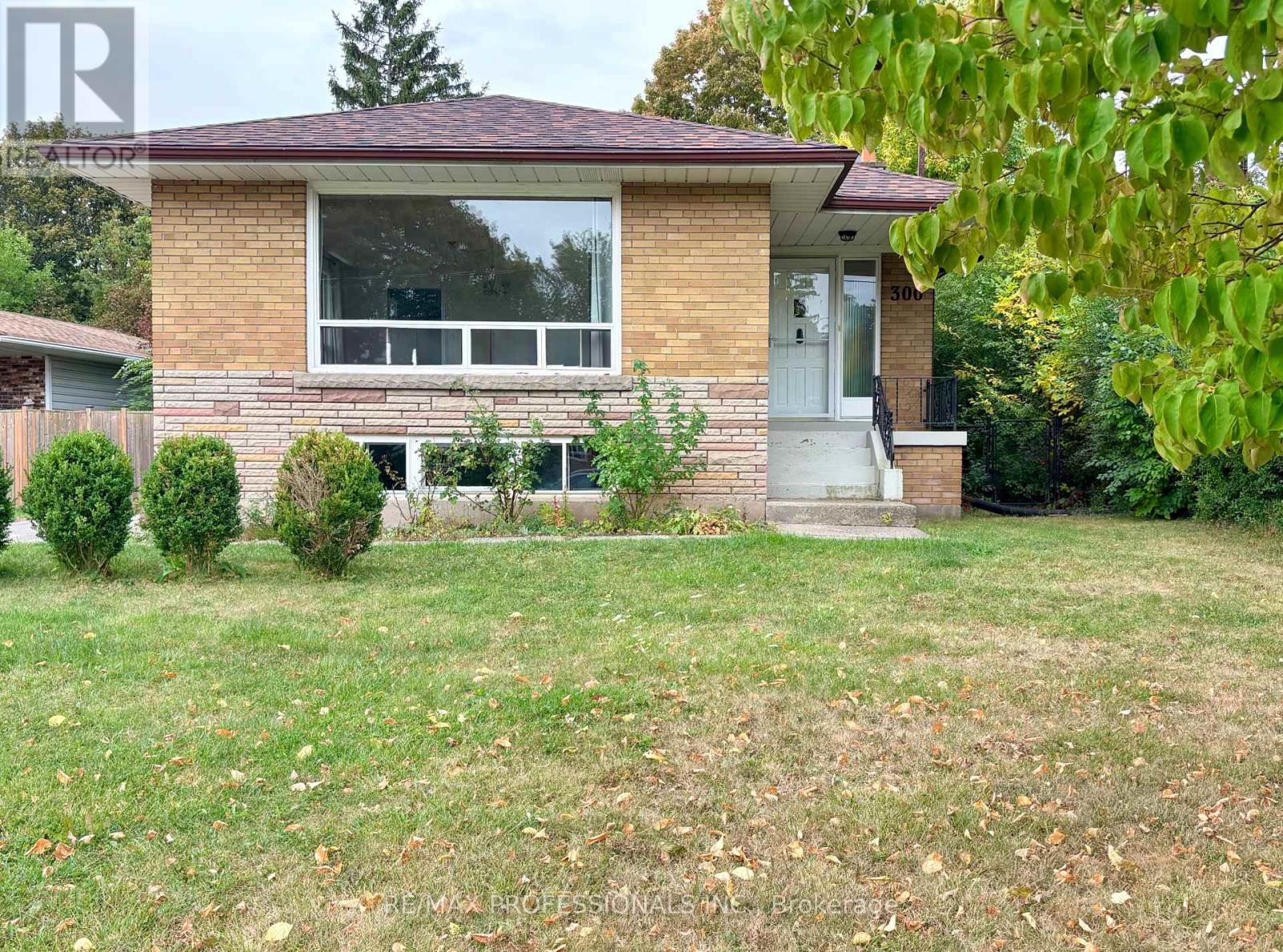 300 Burton Road, Oakville, Ontario  L6K 2K8 - Photo 1 - W13835698