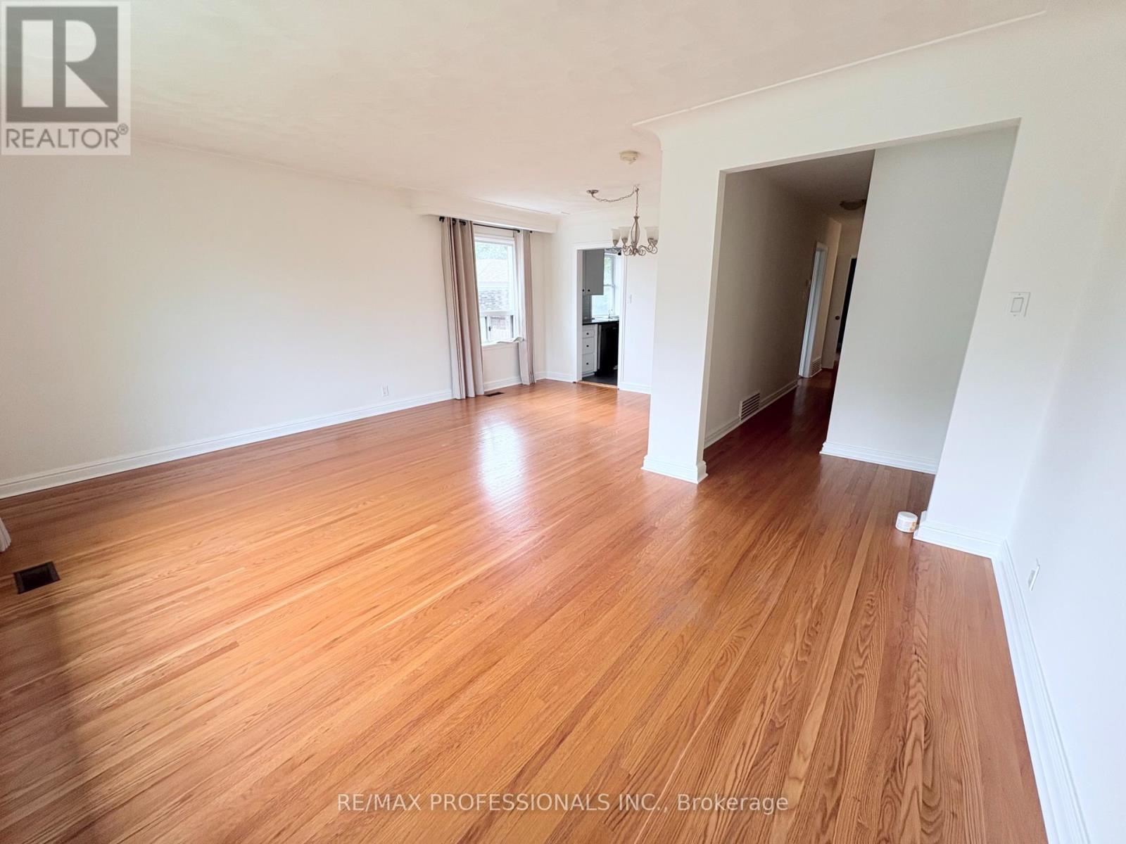 300 Burton Road, Oakville, Ontario  L6K 2K8 - Photo 2 - W13835698