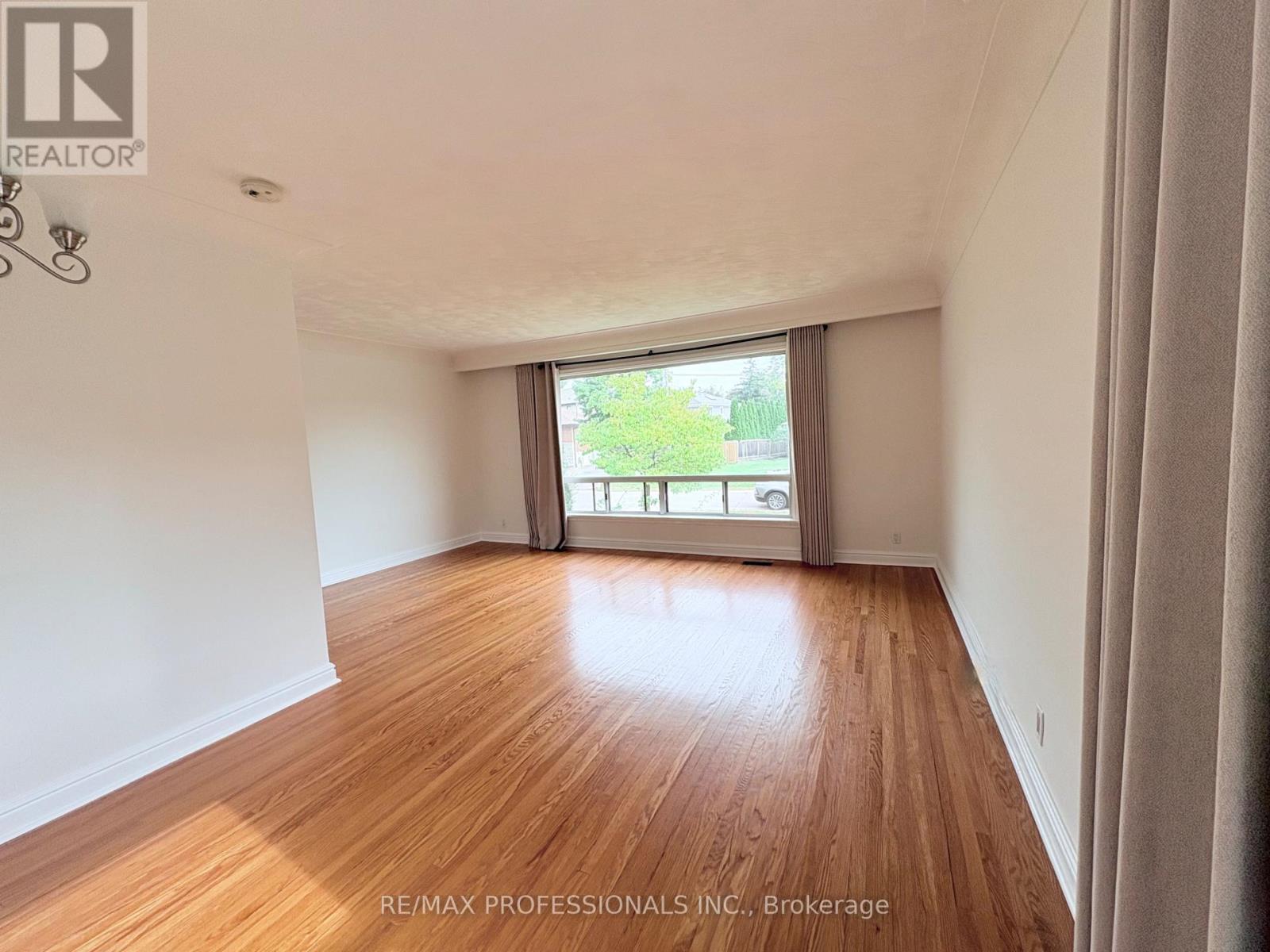 300 Burton Road, Oakville, Ontario  L6K 2K8 - Photo 3 - W13835698