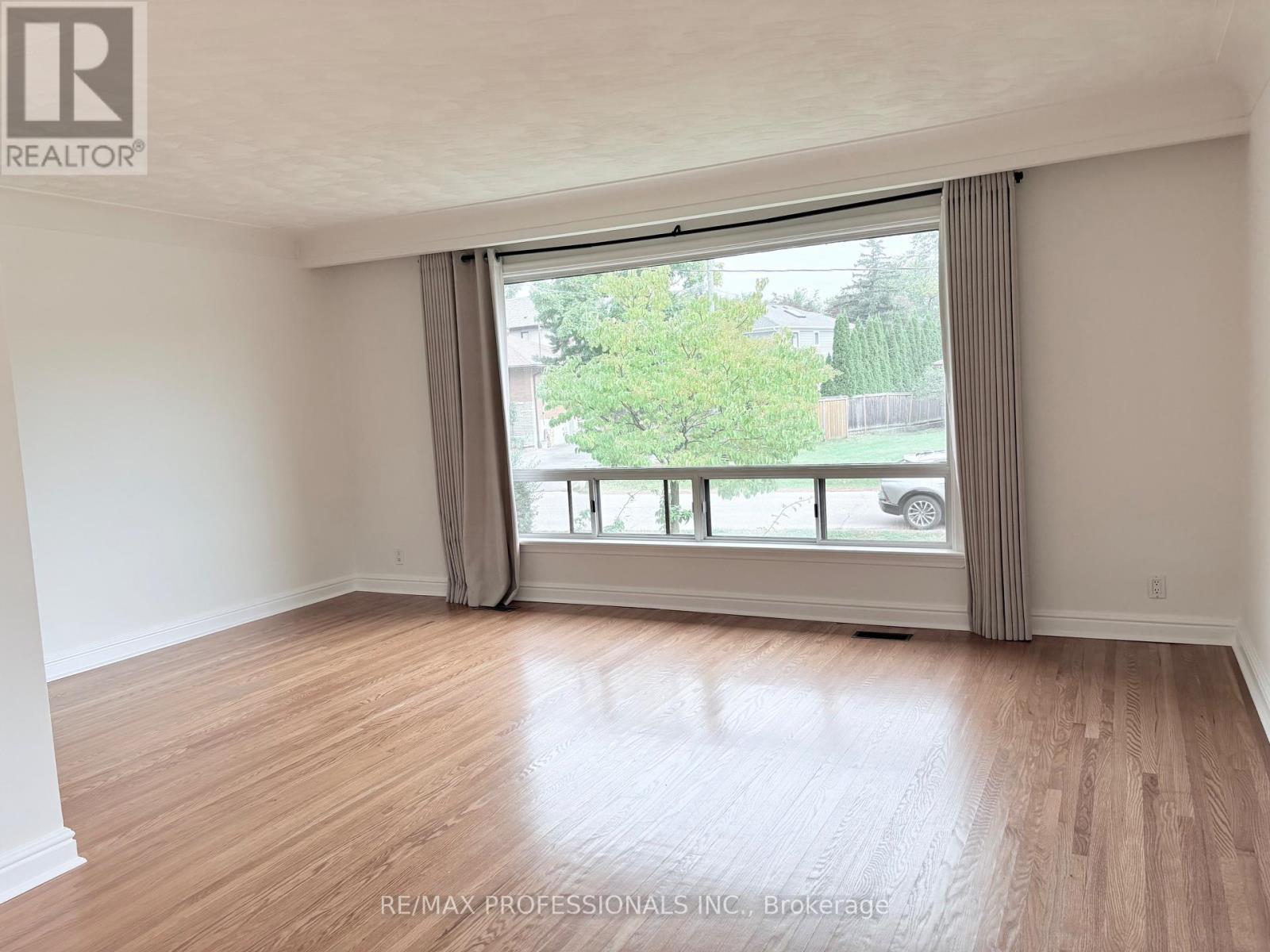 300 Burton Road, Oakville, Ontario  L6K 2K8 - Photo 4 - W13835698