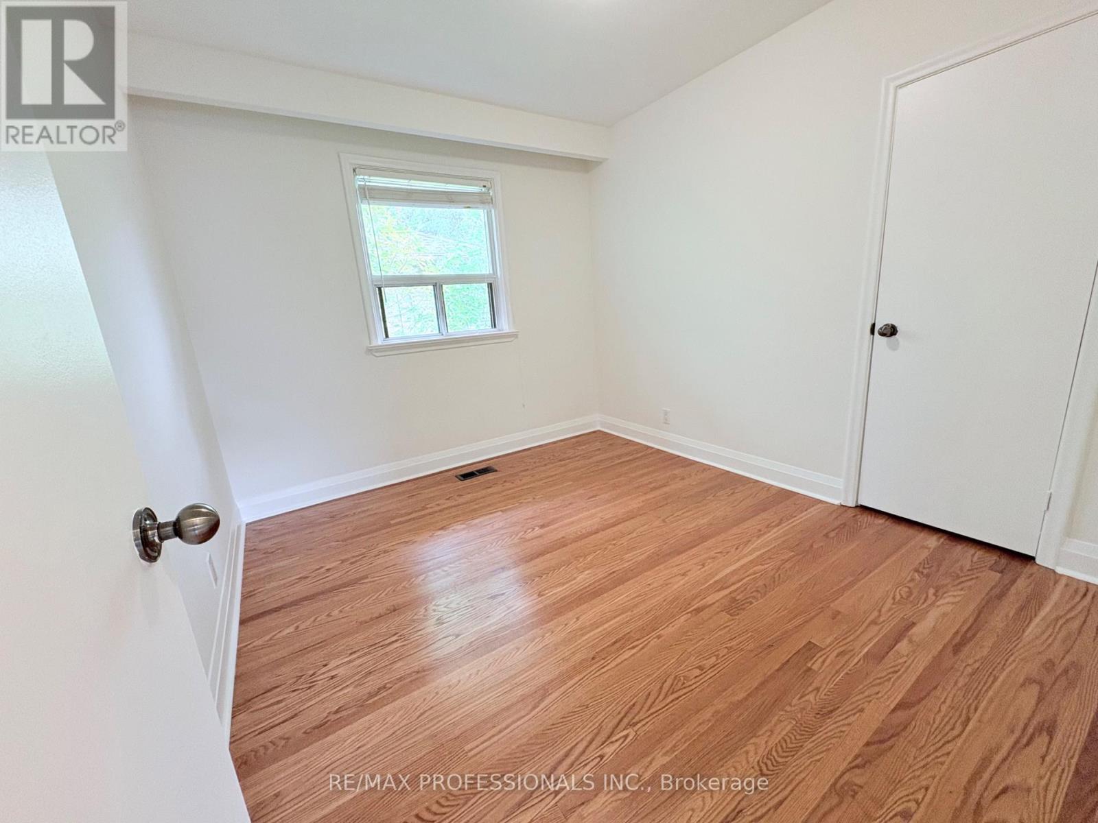 300 Burton Road, Oakville, Ontario  L6K 2K8 - Photo 6 - W13835698