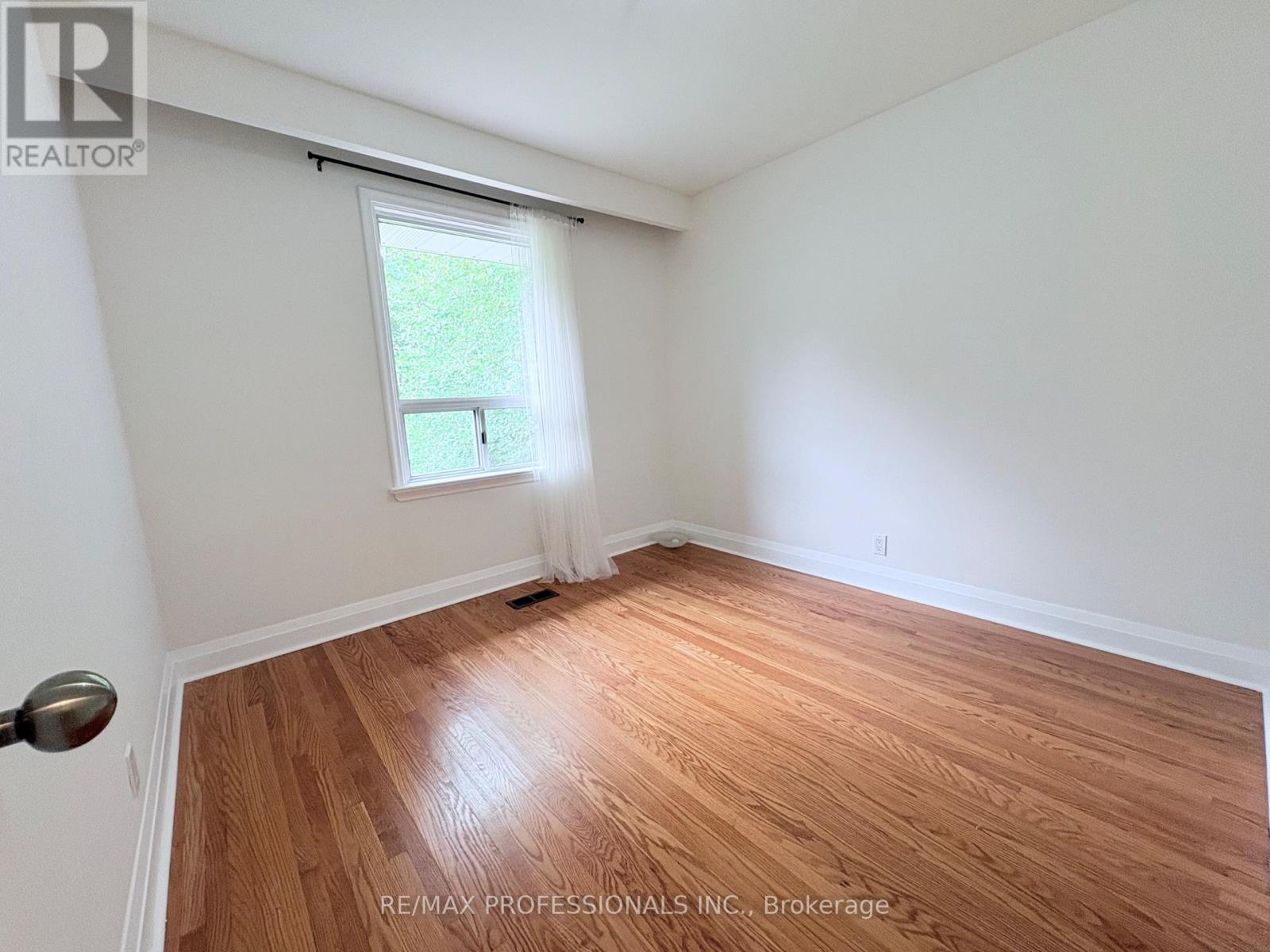 300 Burton Road, Oakville, Ontario  L6K 2K8 - Photo 7 - W13835698