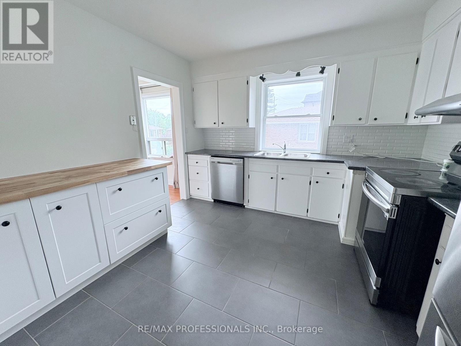 300 Burton Road, Oakville, Ontario  L6K 2K8 - Photo 8 - W13835698