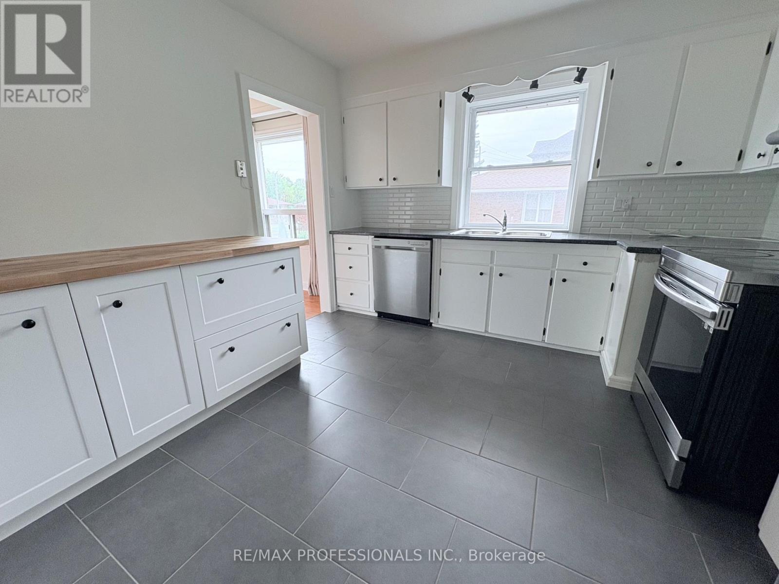 300 Burton Road, Oakville, Ontario  L6K 2K8 - Photo 9 - W13835698