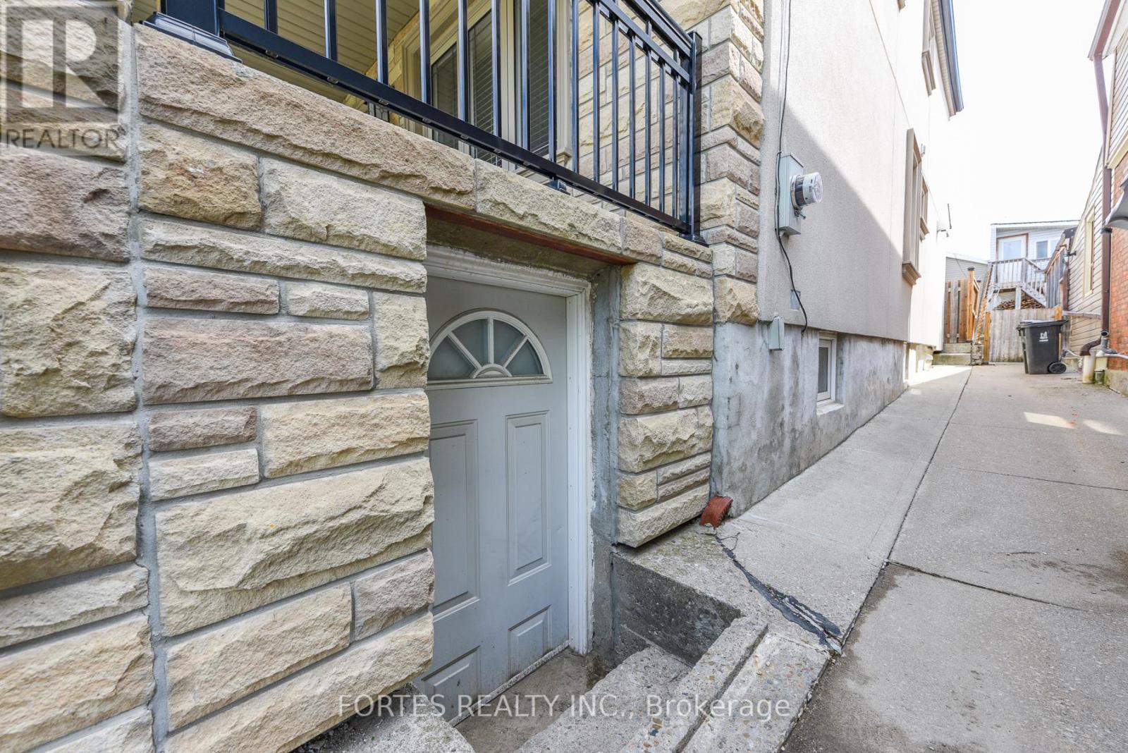 285 Gilbert Avenue, Toronto, Ontario  M6E 4W8 - Photo 4 - W13835704