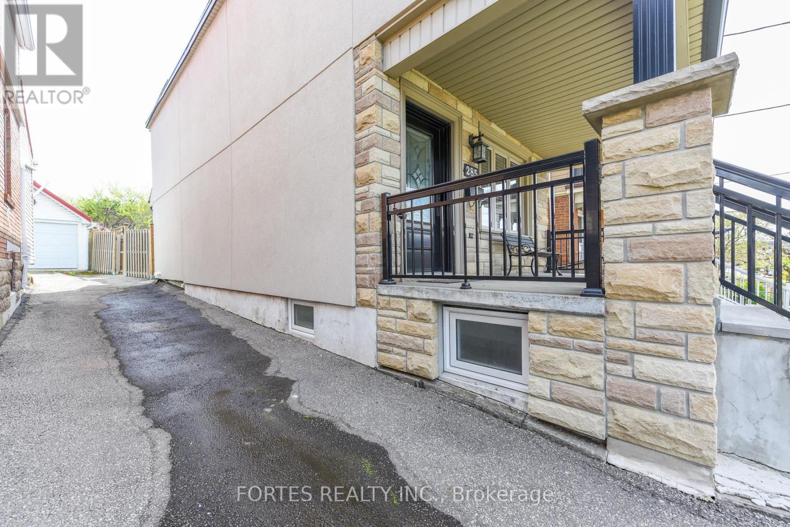 285 Gilbert Avenue, Toronto, Ontario  M6E 4W8 - Photo 5 - W13835704