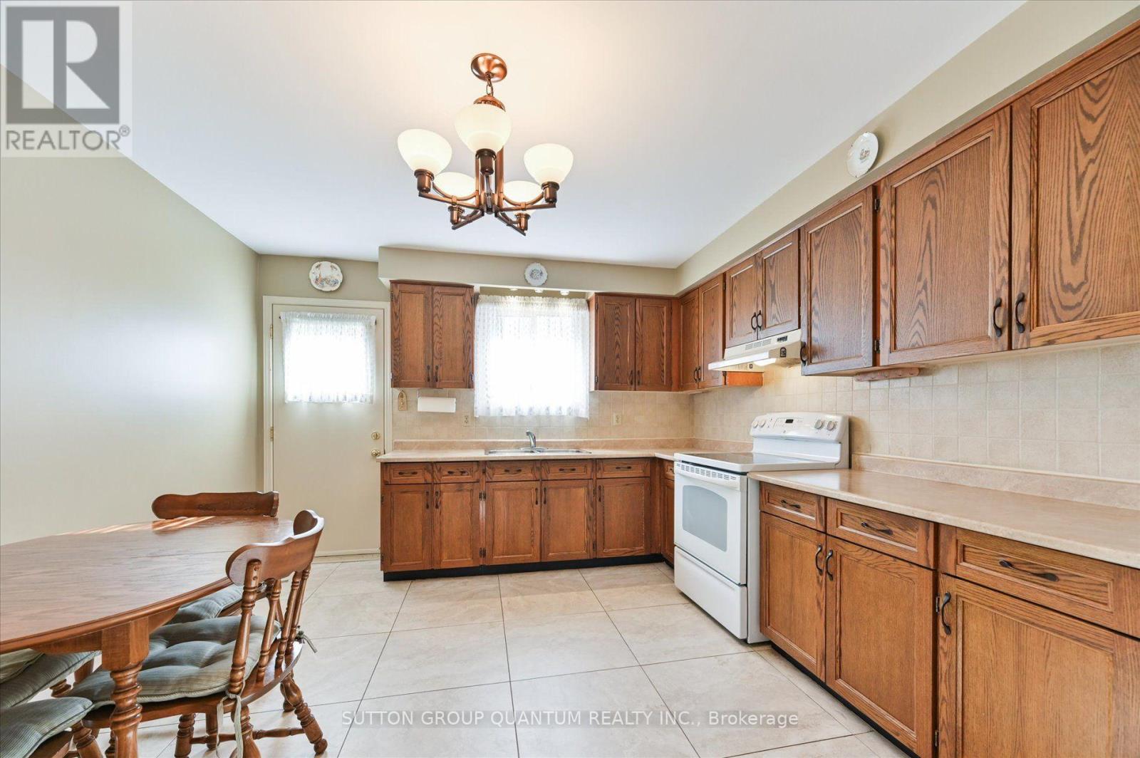 3661 Keenan Crescent, Mississauga, Ontario L4T 3M1 - Photo 11 - W13835718