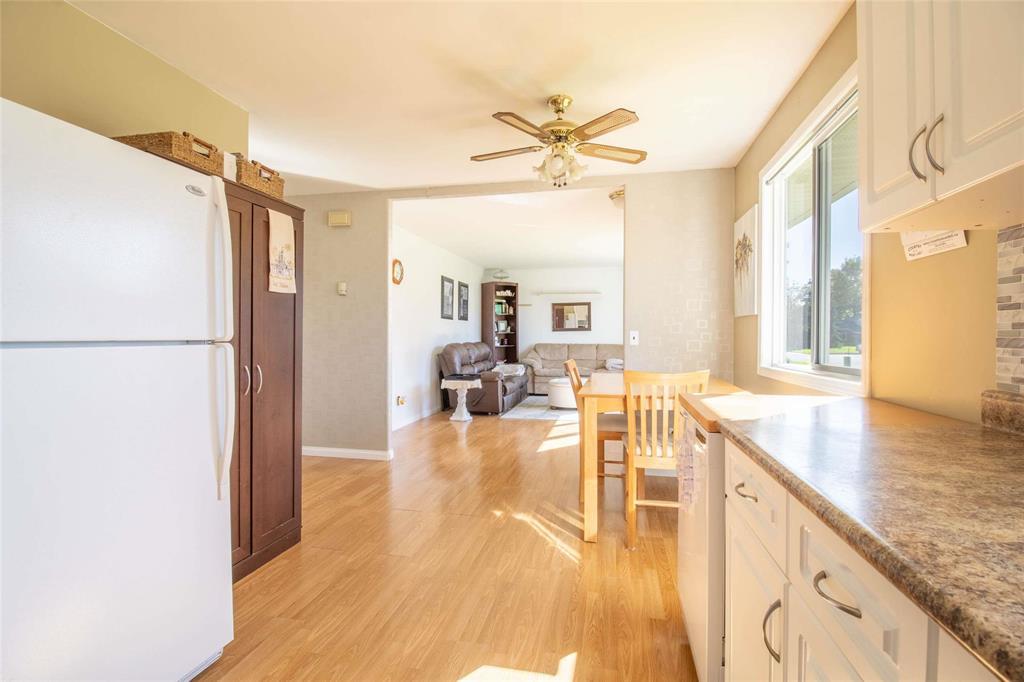 230 Lilac Bay, Steinbach, Manitoba  R5G 2C9 - Photo 2 - 202624340