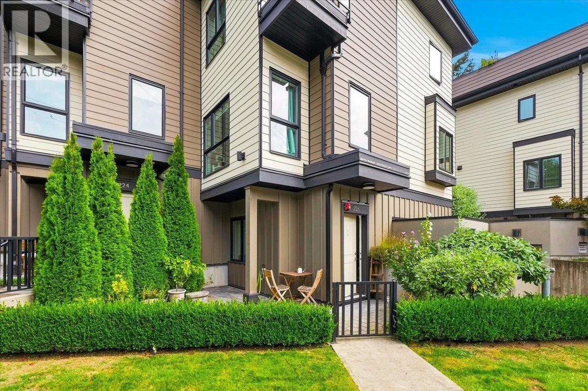 226 E 8th Street, North Vancouver, British Columbia  V7L 1Z1 - Photo 2 - R3166397