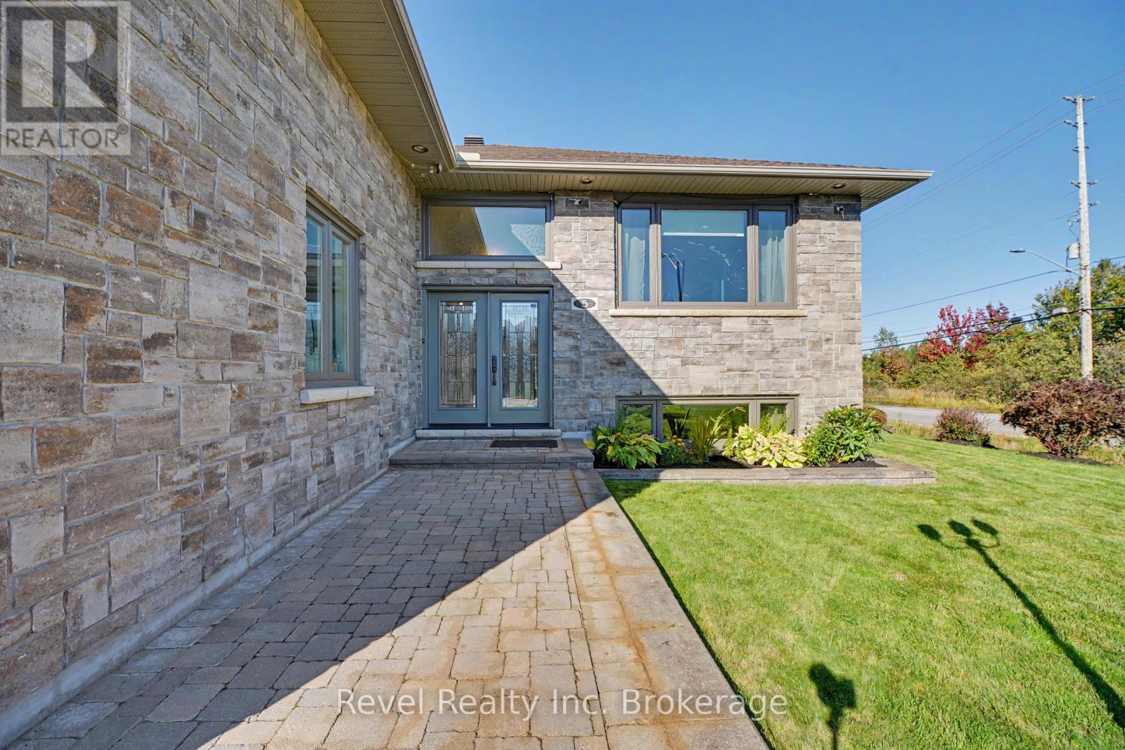 5 Sugarbush Street, North Bay, Ontario  P1C 0A4 - Photo 2 - X13835772