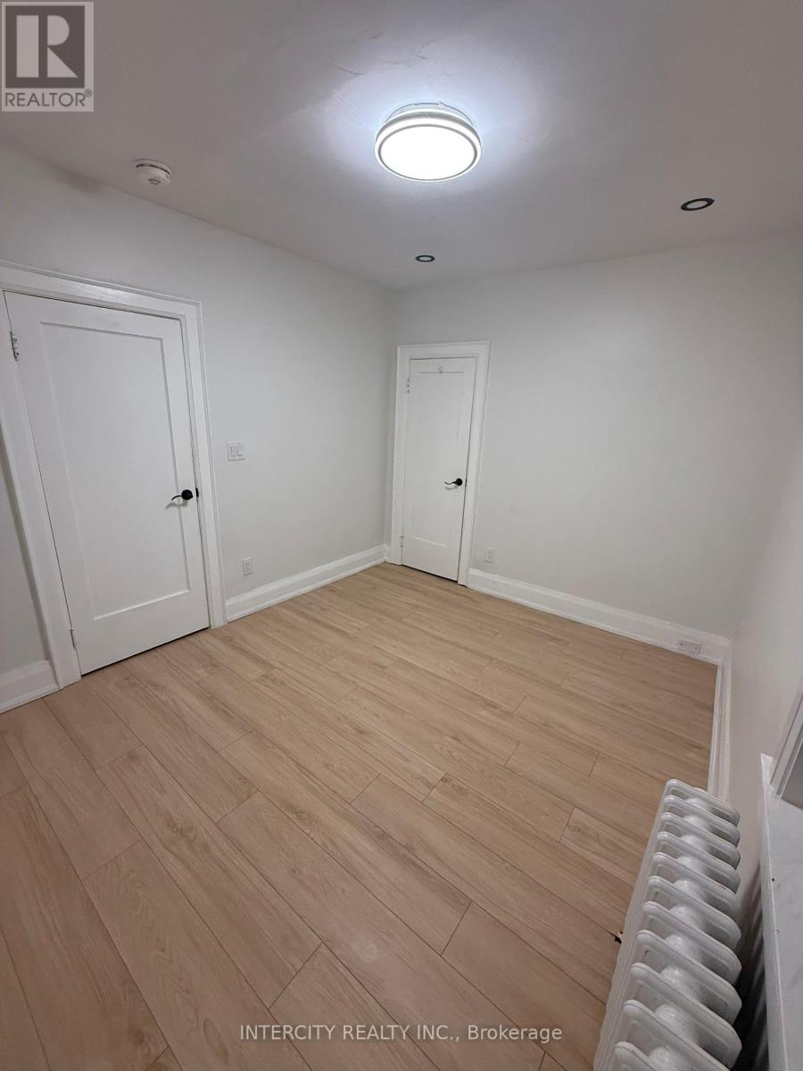 Upper - 380 Clinton Street, Toronto, Ontario  M6G 2Z2 - Photo 7 - C13835880